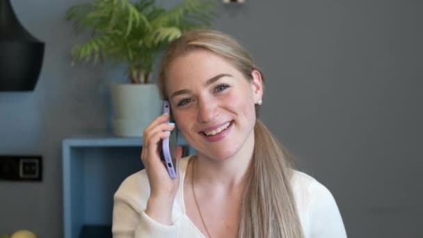 Mujer teléfono móvil hablando mirando a la cámara de trabajo en casa — Vídeos de Stock