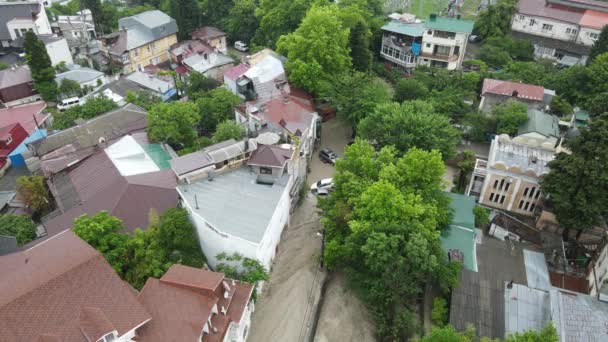 Ruisseau d'eau des montagnes dans les rues de la ville — Video