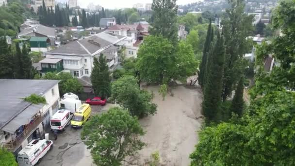 Fluxo de água das montanhas nas ruas da cidade — Vídeo de Stock