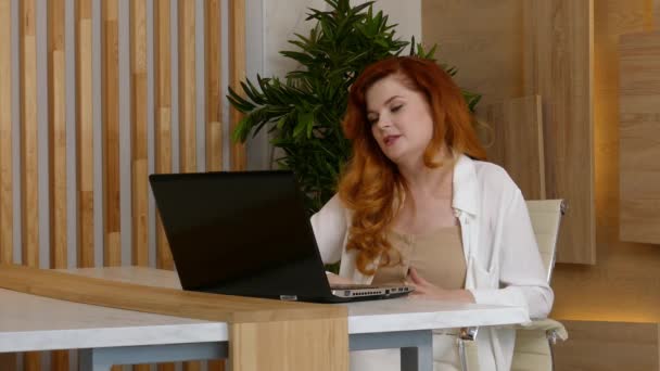 Wanita bisnis di kantor, Ginger Atraktif. — Stok Video