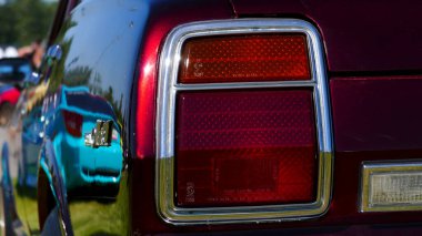 Arabanın ön ışığı..