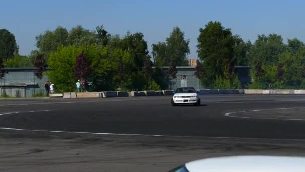 Coches con neumáticos en llamas y humo en una reunión de amantes de los coches japoneses. — Vídeo de stock