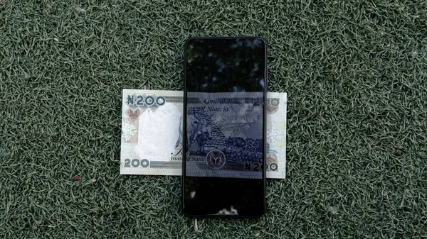 Nigeryjski widok banknotu naira za pośrednictwem smartfona — Zdjęcie stockowe