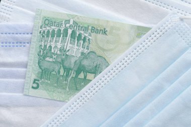 Katar 5 riyaller cerrahi maske üzerine banknot.
