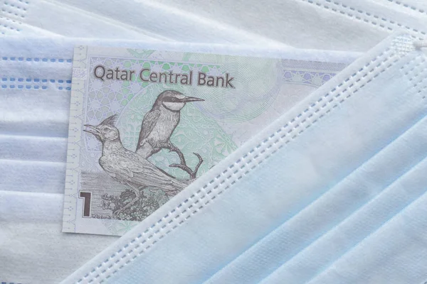 Qatar 1 riyals Billet sur masque chirurgical. — Photo