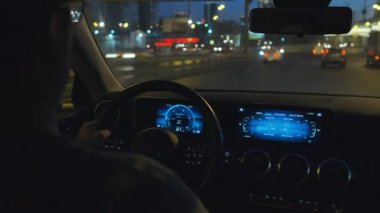 Geceleri dijital gösterge paneli olan modern bir arabayla gezmek..