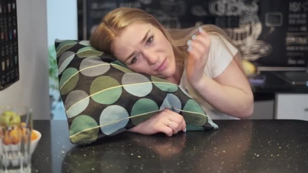 Дівчина спить на столі з подушкою, чекаючи ранкової телеконференції — стокове відео