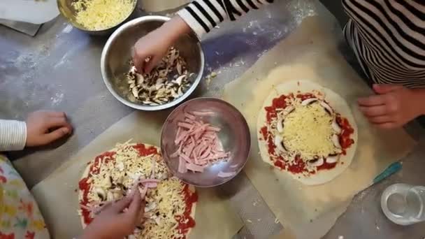 Skupina dětí připravuje pizzu doma — Stock video