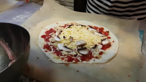 Groupe d'enfants préparant une pizza à la maison — Video