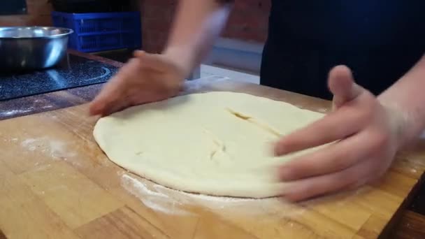 Chefs mains nivellement pizza ronde — Video