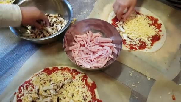 Groupe d'enfants préparant une pizza à la maison — Video