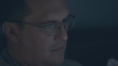 Bilgisayarın önünde yetişkin bir adam.