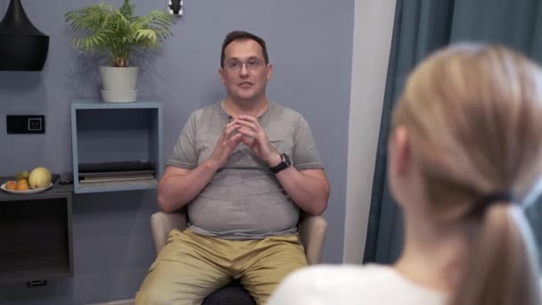 Adulto gordo, hombre contento en una cita con un psicólogo — Vídeos de Stock