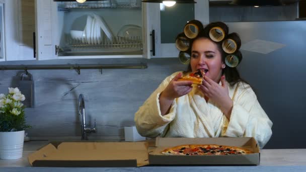 Gros plan sur une jeune femme qui mange de la pizza. — Video