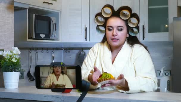 Food blogger dělat video z kuchyně — Stock video