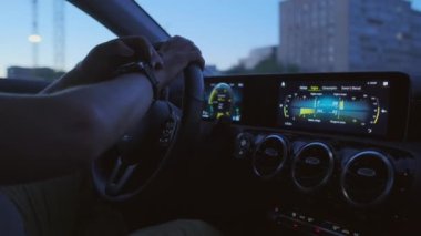 Otomatik pilotu olan modern bir arabayla gece yolculuk yapmak..