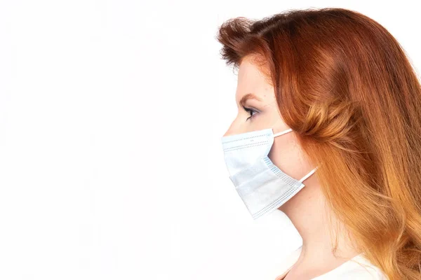 Middelbare leeftijd vrouw draagt coronavirus bescherming masker — Stockfoto