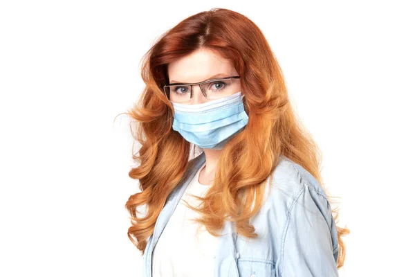 Middelbare leeftijd vrouw draagt coronavirus bescherming masker — Stockfoto