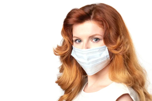 Middelbare leeftijd vrouw draagt coronavirus bescherming masker — Stockfoto