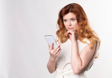 Stüdyoda poz veren kızıl saçlı model.