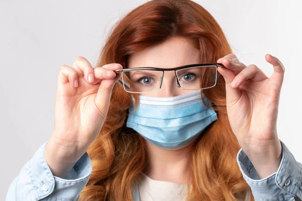 Middelbare leeftijd vrouw in virus bescherming masker — Stockfoto
