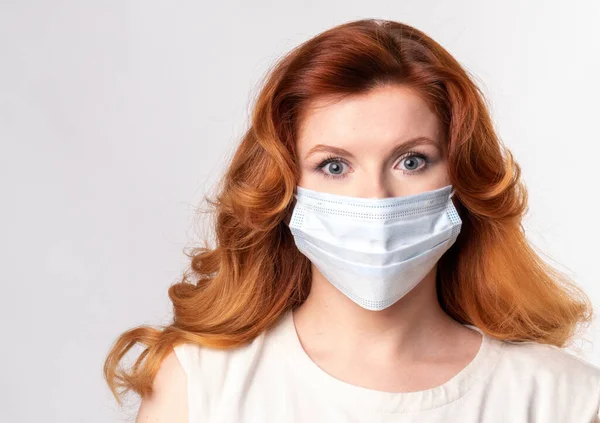 Middelbare leeftijd vrouw draagt coronavirus bescherming masker — Stockfoto