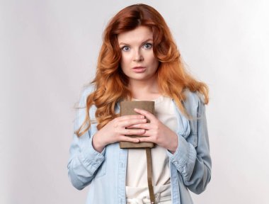 Stüdyoda poz veren kızıl saçlı model.