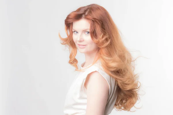 Rosso-capelli Modello in posa in studio — Foto Stock