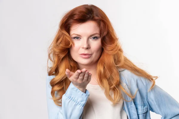 Modelo de pelo rojo posando en estudio — Foto de Stock