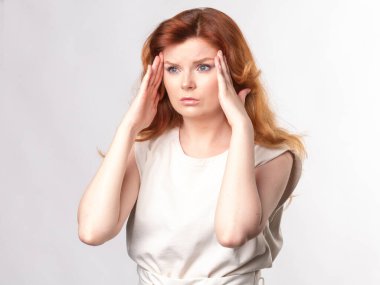 Baş ağrısı çeken genç bir kadın.
