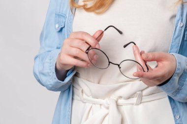 Kızıl kadın bardakları elinde tutuyor