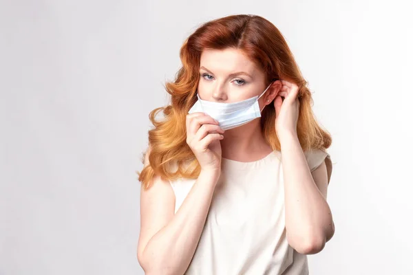 Middelbare leeftijd vrouw doet haar coronavirus bescherming masker af — Stockfoto