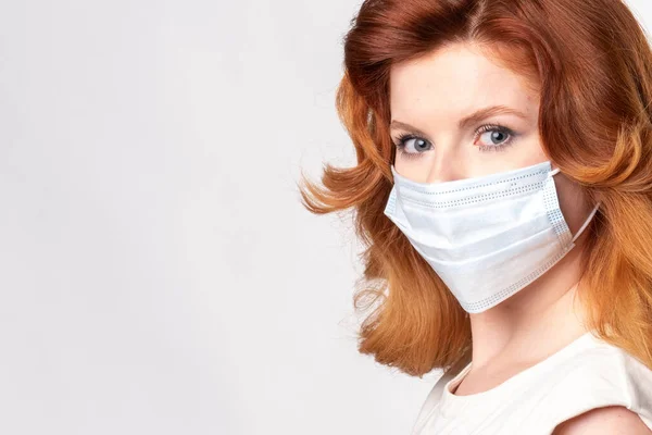 Middelbare leeftijd vrouw draagt coronavirus bescherming masker — Stockfoto