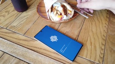 Akıllı Telefon Ekranında Android Robot Logo Simgesi