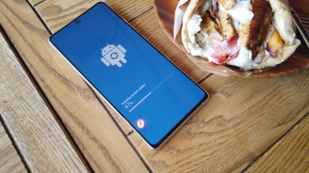 Android робот логотип піктограми на екрані смарт-телефону — стокове відео