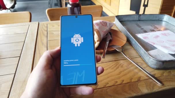 Akıllı Telefon Ekranında Android Robot Logo Simgesi — Stok video