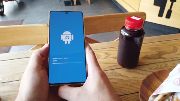 Android робот логотип піктограми на екрані смарт-телефону — стокове відео