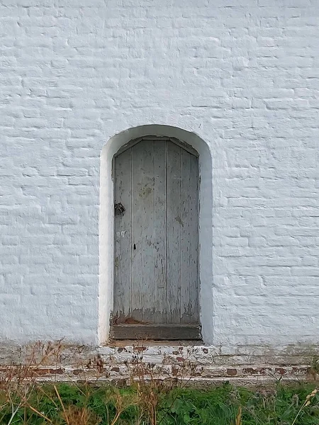 Metalen, ijzeren deur in een dikke muur van een oud gebouw — Stockfoto