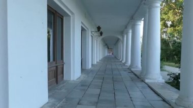 Sütun ve kemer galerisinden geçmek