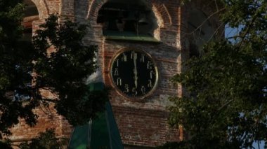 Manastır kulesinde saat