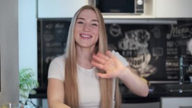 İş kadını evde çalışan kameraya bakıyor.