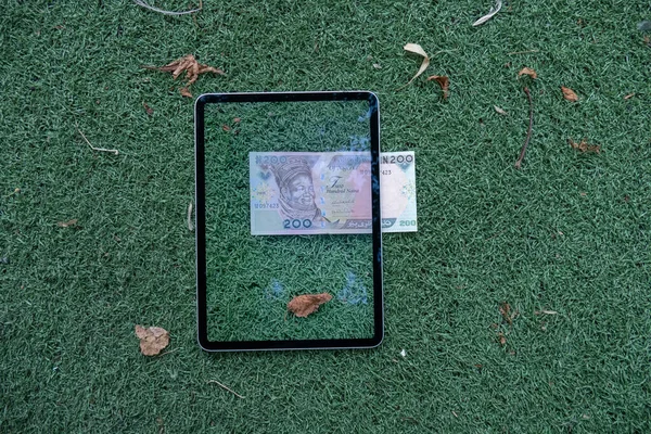 Nigerijská naira bankovky pohled přes smartphone — Stock fotografie