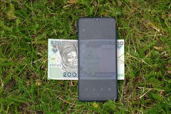 Nigeriaanse naira-bankbiljettenweergave via smartphone — Stockfoto