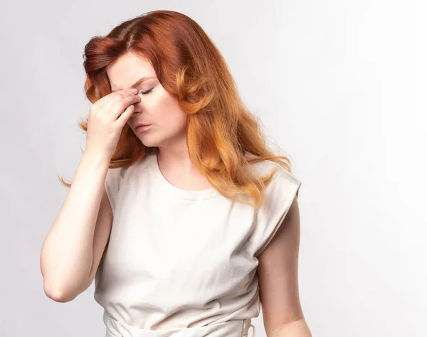 Junge Frau leidet unter Kopfschmerzen — Stockfoto
