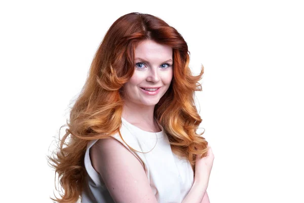 红头发模特在演播室摆姿势 — 图库照片