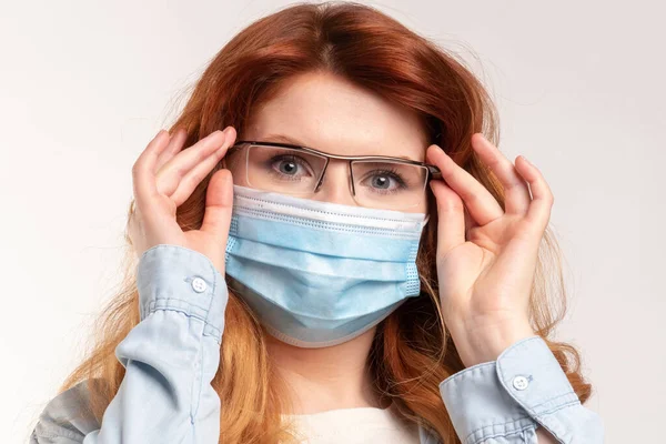 Middelbare leeftijd vrouw in virus bescherming masker — Stockfoto