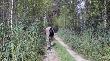 orman yolu ile yürüyen adam