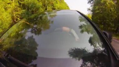 orman yolu üzerinde sürüş. ön cam görünümü.