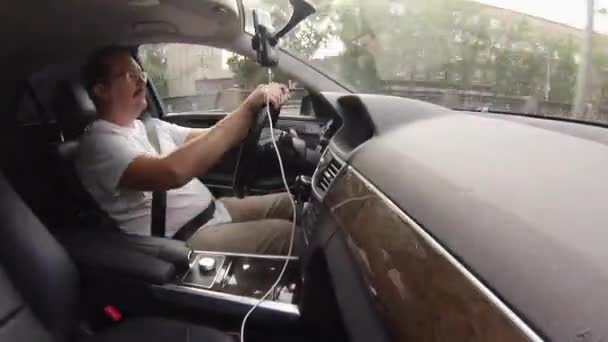 Man drives car — Stock Video