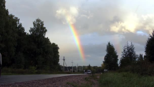 Arco-íris acima da estrada rural — Vídeo de Stock